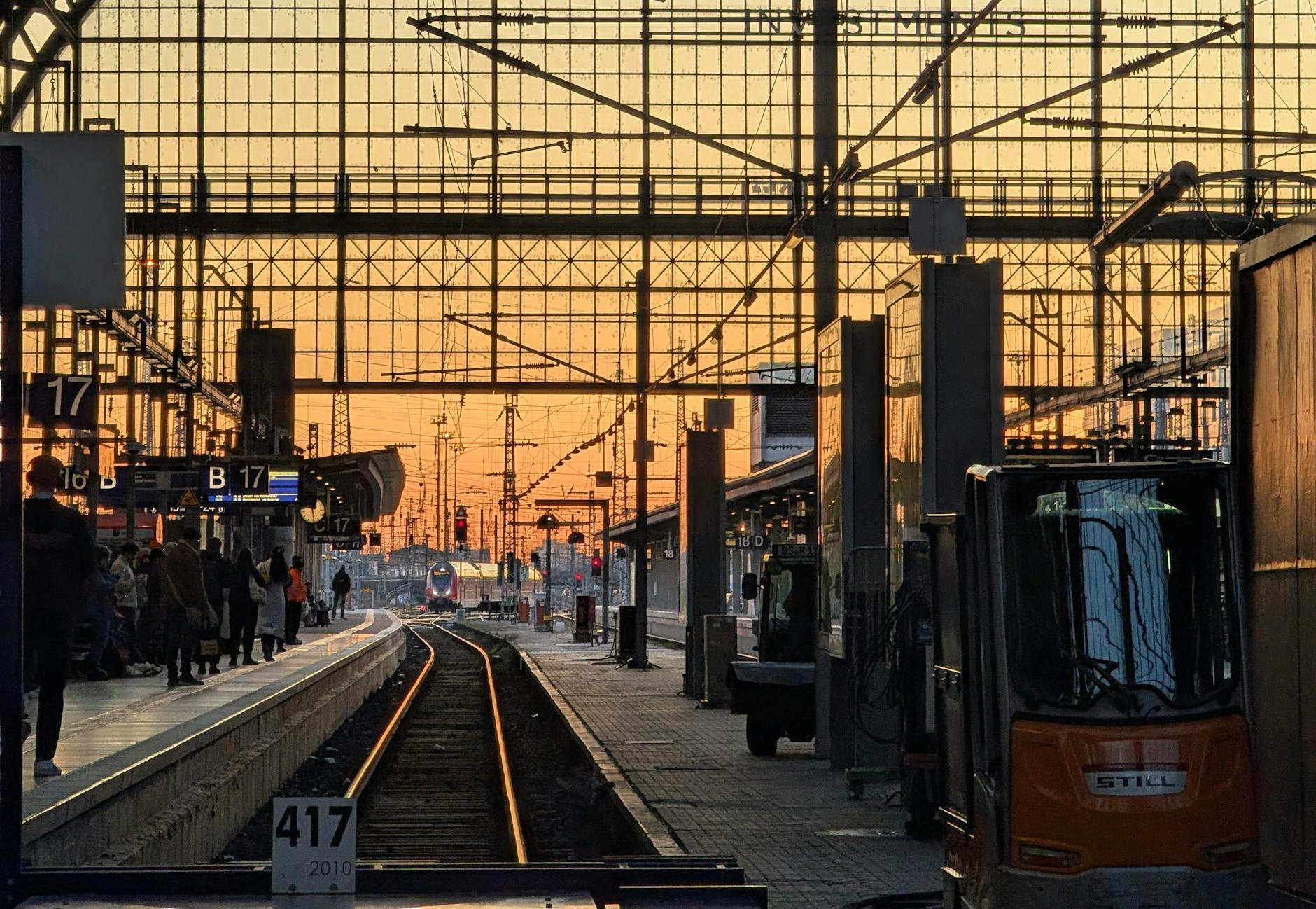 Xiaomi 17 Ultra Vs Iphone